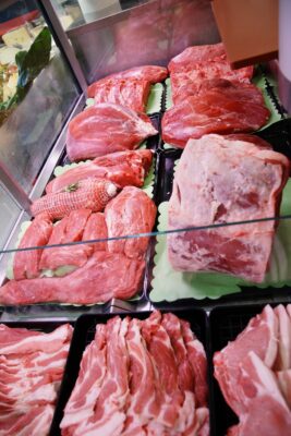 Consigli del macellaio de La Saporita per scegliere la carne giusta per grigliate, pranzi in famiglia e occasioni speciali